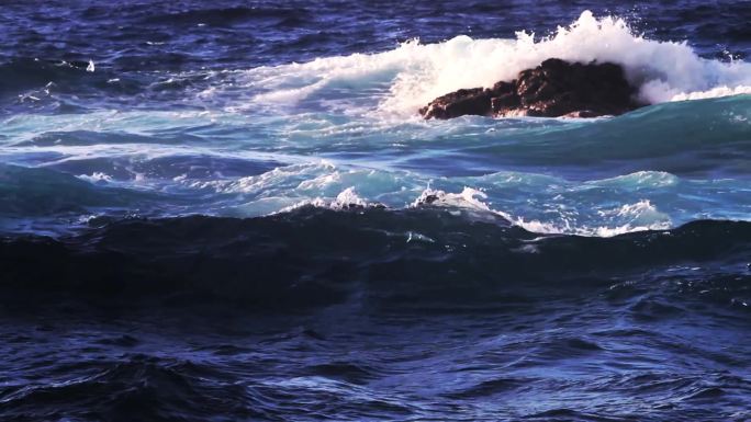海浪中的岩石