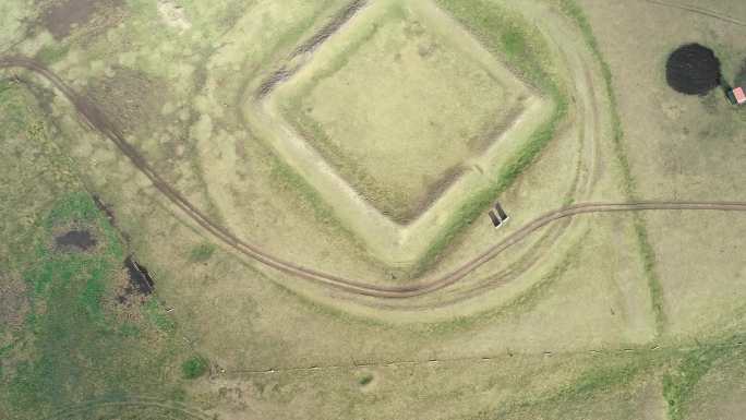 航拍内蒙金界壕遗址的戍堡