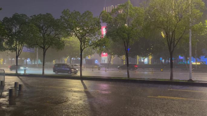 城市道路下大雨