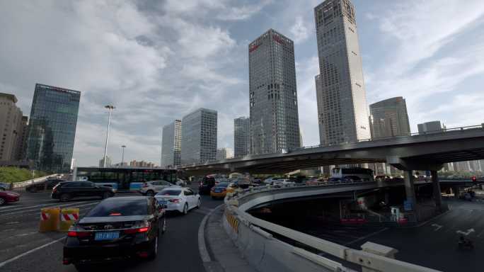 开车行驶在北京国贸 CBD 堵车