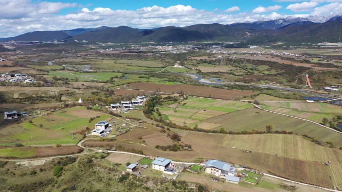 香格里拉，高速路河流高原农场，藏区，水库