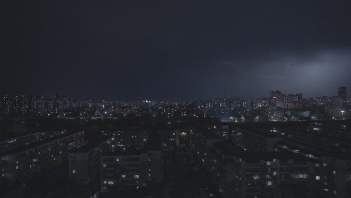 夜晚的城市居民区上空打雷闪电慢动作