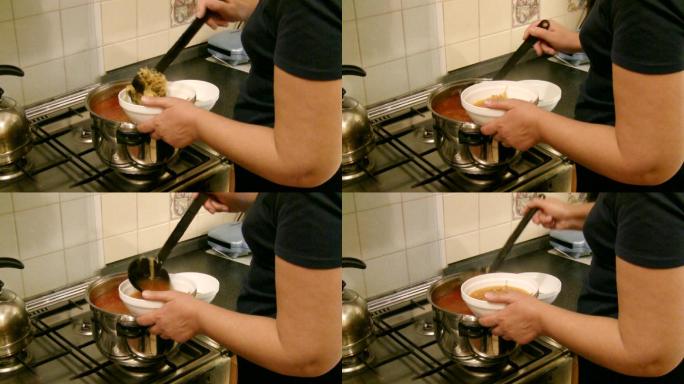 女人把罗宋汤倒在盘子里。
