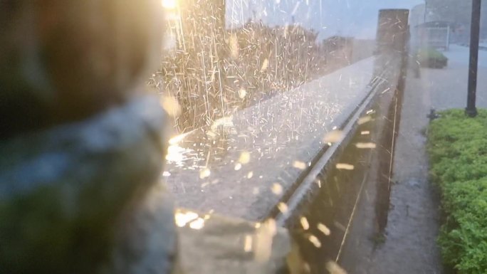 暴雨如注风雨中的逆光雨景雨滴飘雨光影雨夜