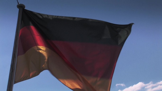 蓝天前的德国国旗