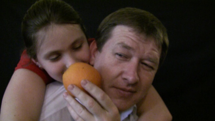 和父亲在一起的女孩喜欢吃橘子。