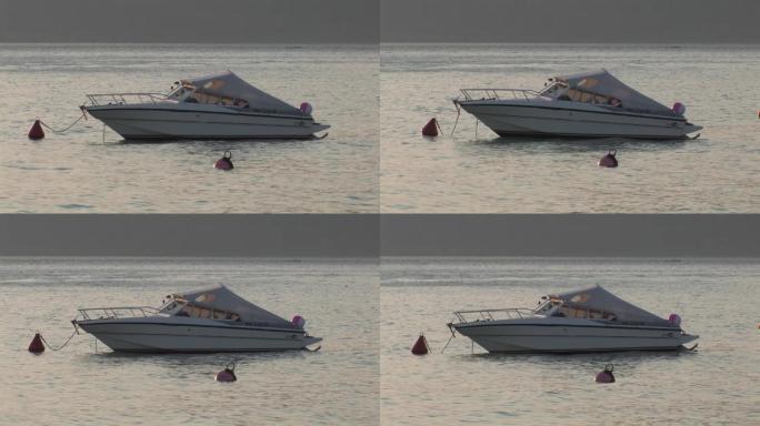 摩托艇停泊在加尔达湖