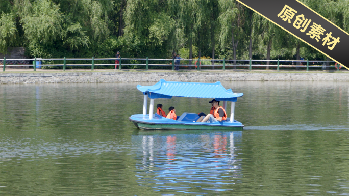 城市公园小船 坐船 开船