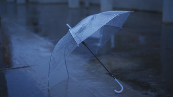 雨天伤感雨伞空镜头视频素材
