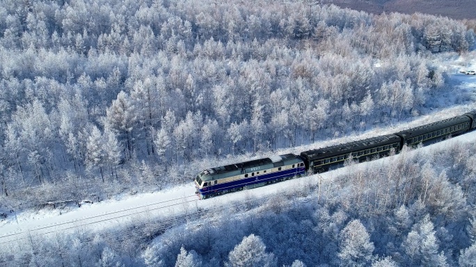 航拍大兴安岭雪原列车