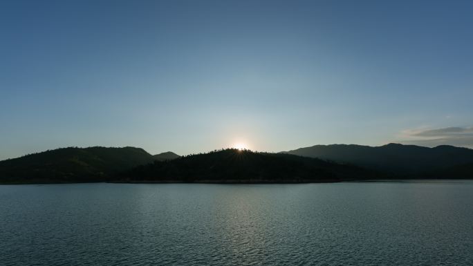 【4K超清】水库湖边日落日出余晖射光延时