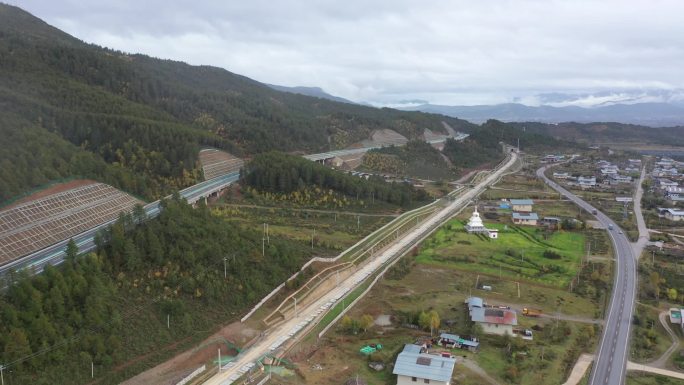 香格里拉，高速路河流高原农场，藏区，水库