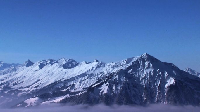 白雪覆盖的山峰