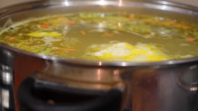在防腐锅中制汤。