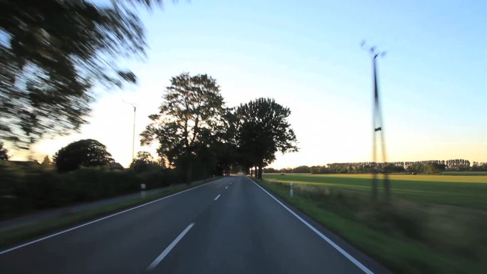 在德国的一条联邦公路上，太阳低挂，耀眼夺目。