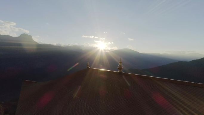 房顶日出河青山绿水