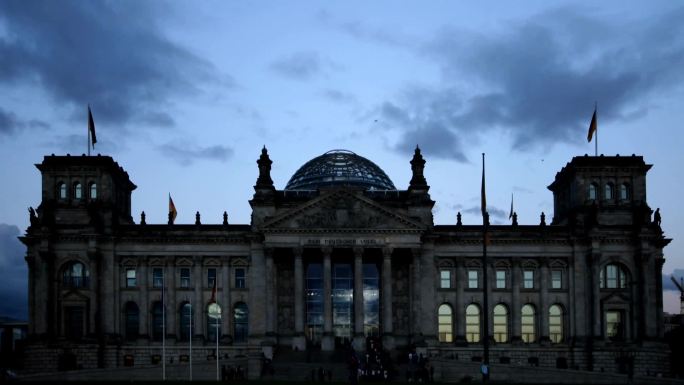 随着时间的推移，德国联邦议院第二阶段的国会大厦。