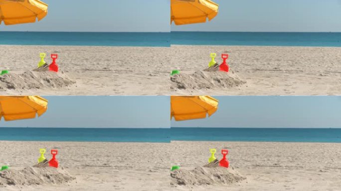 迈阿密南部海滩上的桑德伯格带着玩具和雨伞