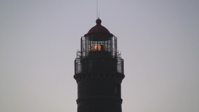 黑暗中灯塔的灯塔