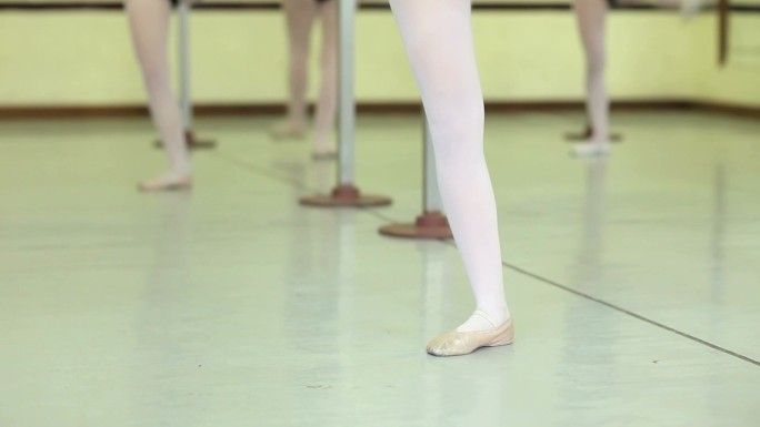 芭蕾舞学校，女芭蕾舞演员在课堂上锻炼和跳舞