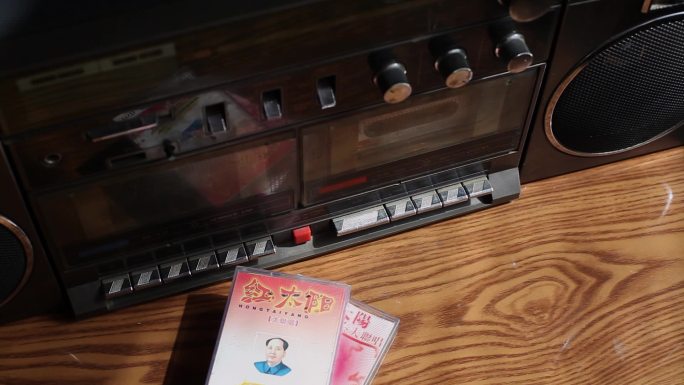 怀旧复古老式家电录音机收音机磁带操作播放