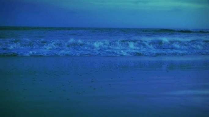 海滩冲浪和海浪黄昏Hdv视频。主题：海滩，海洋，旅游，目的地，浪漫，冒险，自然，冲浪。。。