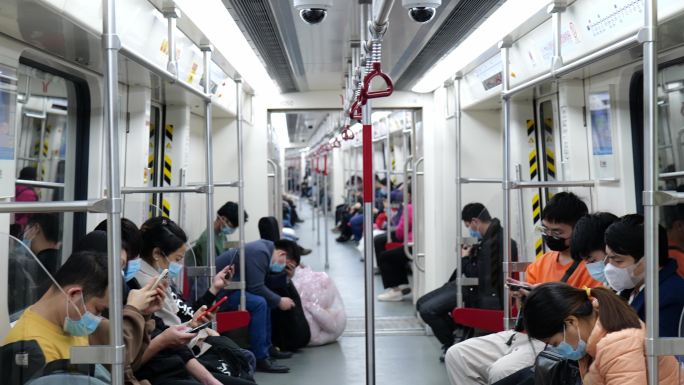 广州21号线地铁，疫情下的地铁乘客