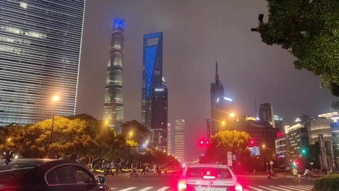 夜上海商务区等红灯