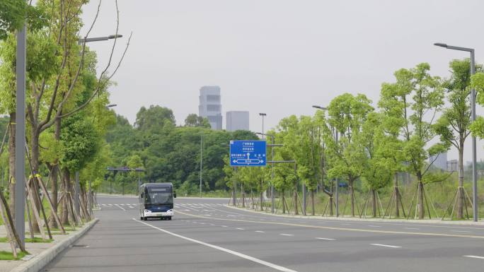 公交车行驶在空旷的道路上