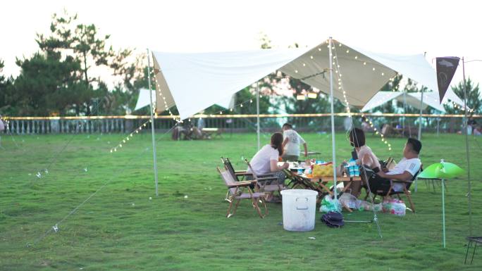 一家人户外露营野餐