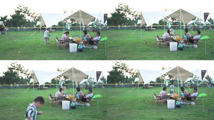 一家人户外露营野餐