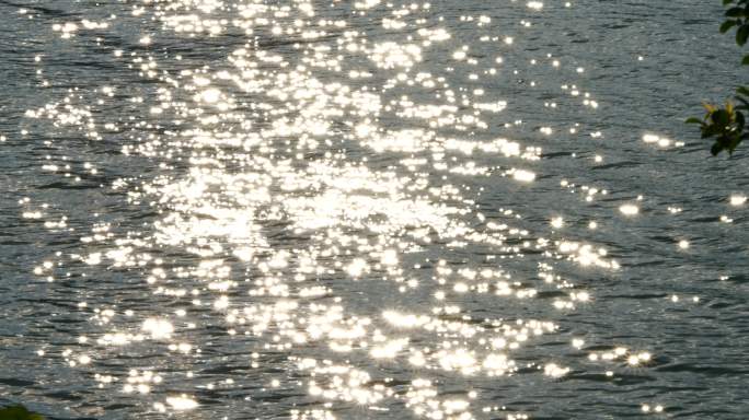 阳光 户外 江河 水面 泛光