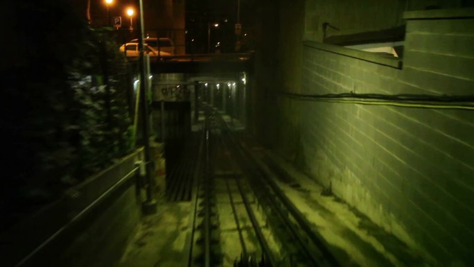 地铁隧道中的移动缆索，机舱视图