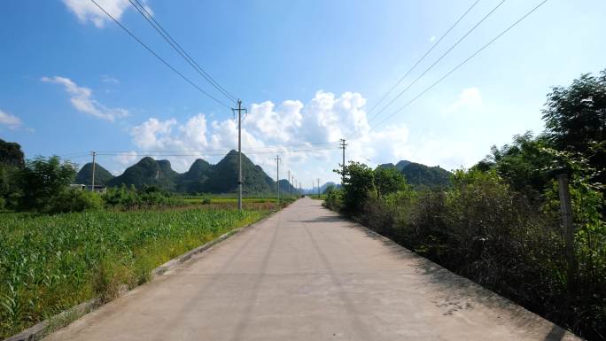 行驶在乡村里