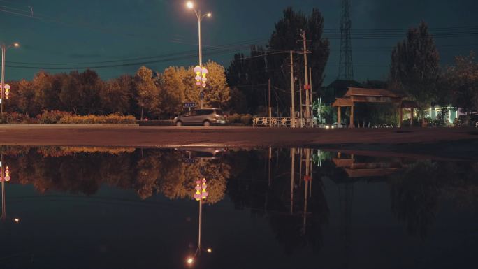 电影感夜晚城市街道的车流倒影