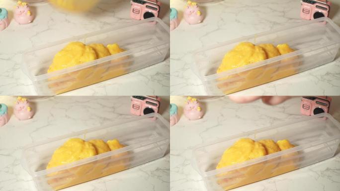 黄色水果奶昔冰激凌放入保鲜盒