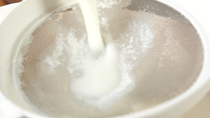 椰子奶冻过滤加入椰乳