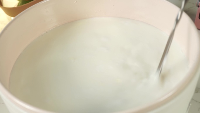 煮牛奶加热奶油椰乳