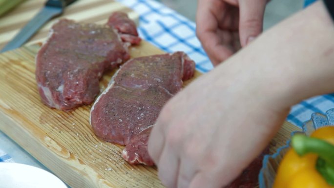 准备炸牛肉，刷橄榄油，加入盐和胡椒