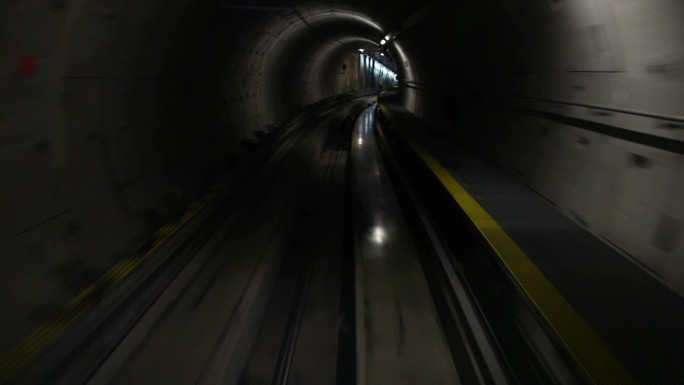 地铁隧道内行驶的列车，车厢视图