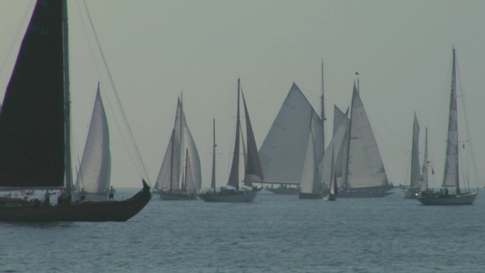 帆船赛期间地中海上的旧帆船