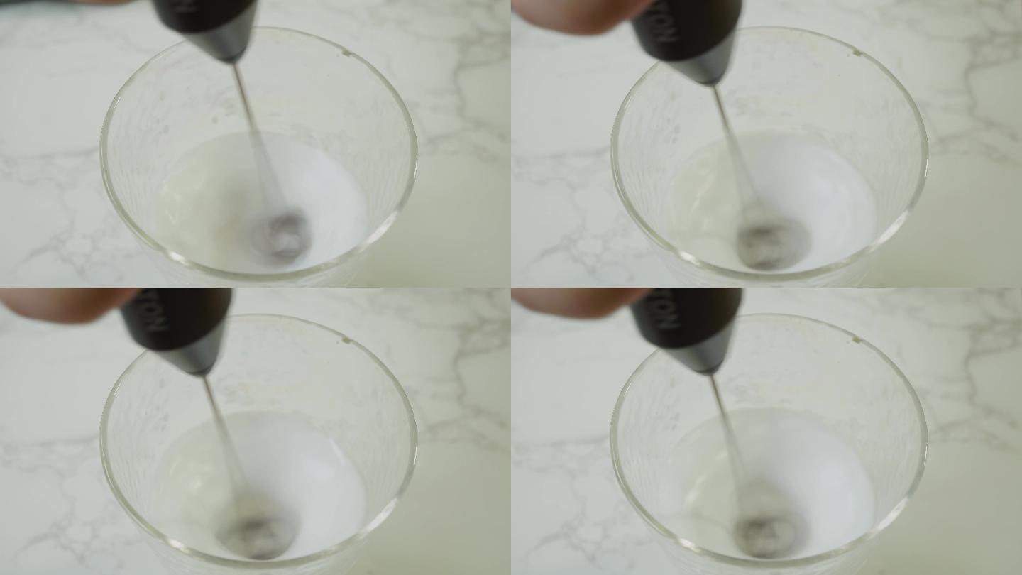 搅拌机玻璃杯打奶泡