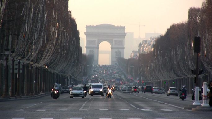 巴黎香榭丽舍大街交通繁忙。