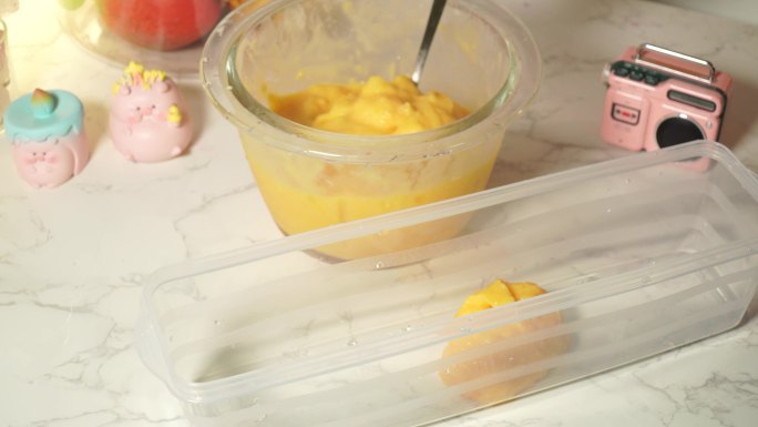 黄色水果奶昔冰激凌放入保鲜盒