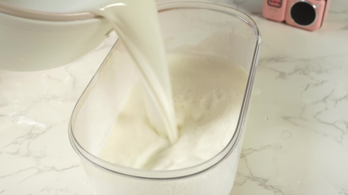 椰子奶冻过滤加入椰乳