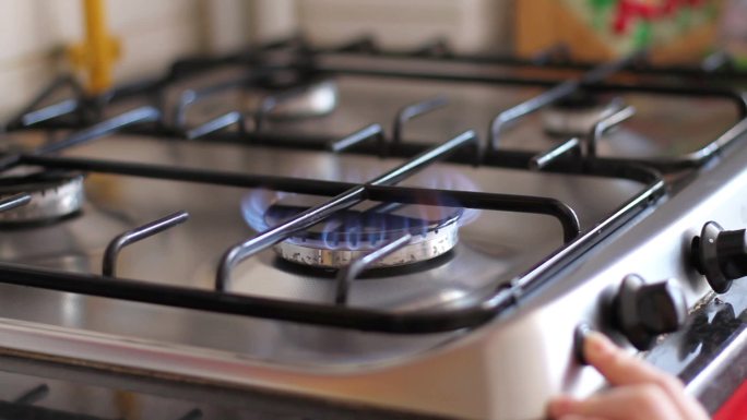 厨房里的火焰炊具。烹饪需要多少汽油。