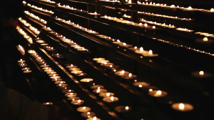 在奥地利维也纳圣史蒂芬大教堂燃烧蜡烛
