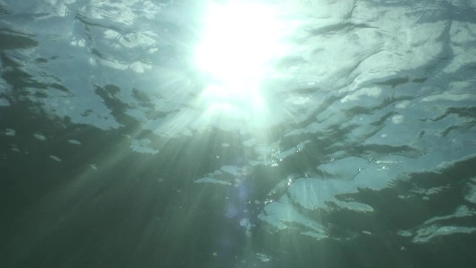 阳光穿透水面，产生反射光。