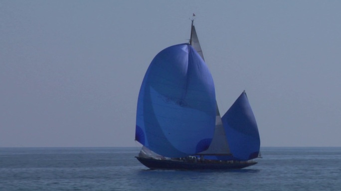 地中海赛船会上的一艘旧帆船。