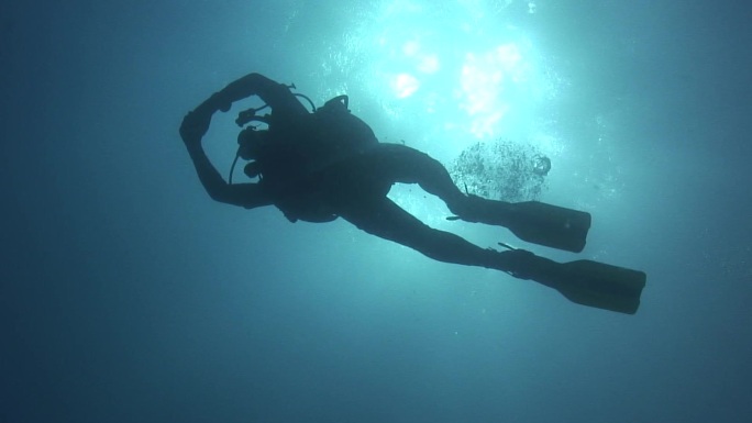 潜水员在水中缓慢而放松地移动。